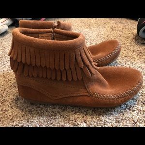 Ankle boots. Fringe.